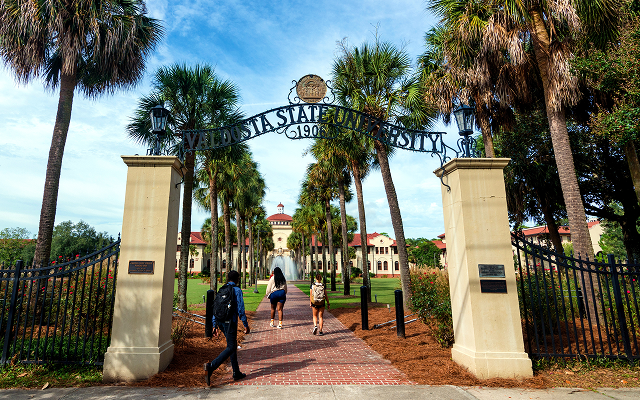 Students enter the front gateway at Valdosta State University in Valdosta, GA – Valdosta, cheap car insurance in Georgia
